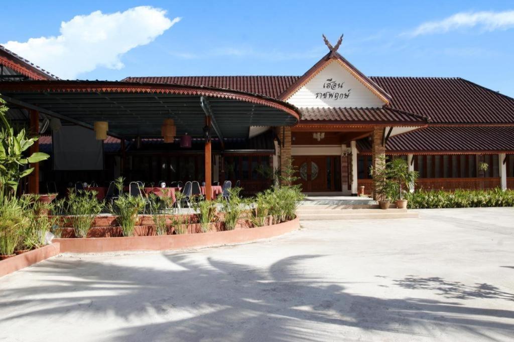 Ratchaphruek 2007 Hotel Чом Тонг Екстериор снимка