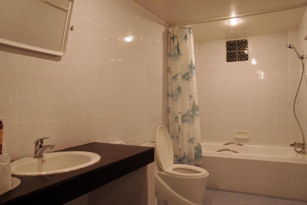 Ratchaphruek 2007 Hotel Чом Тонг Екстериор снимка